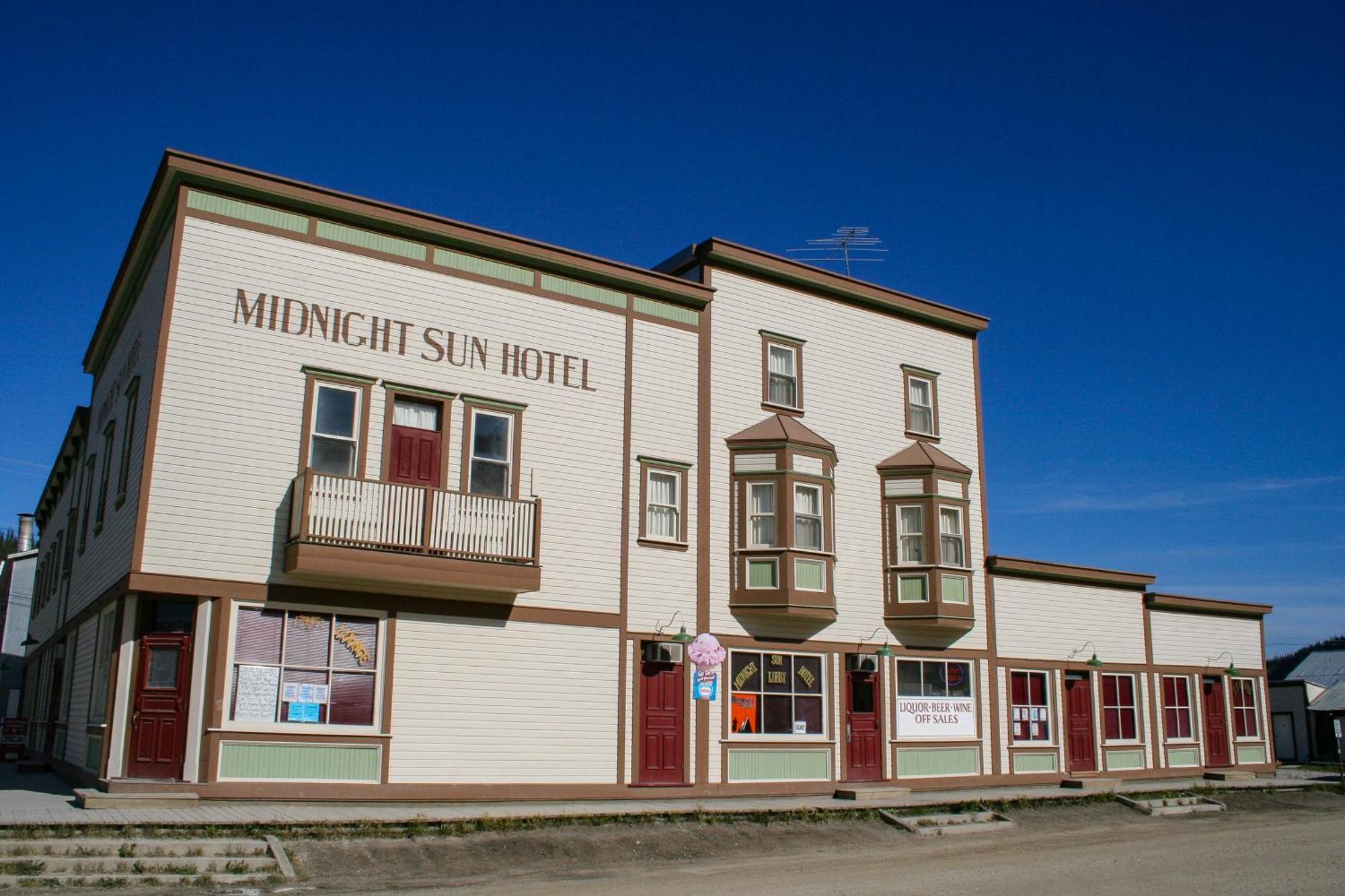 Midnight Sun, A Coast Hotel Dawson City Kültér fotó