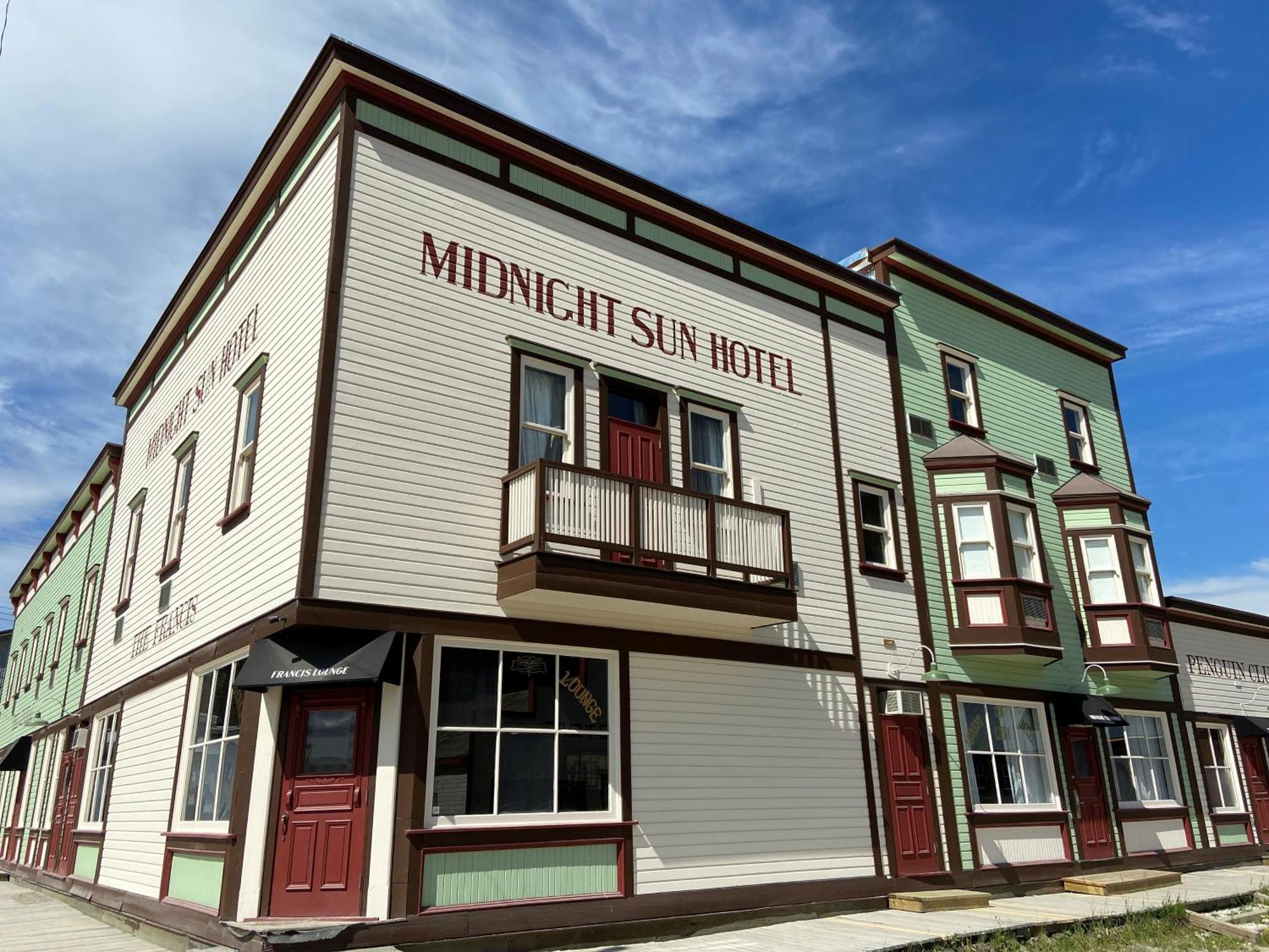 Midnight Sun, A Coast Hotel Dawson City Kültér fotó